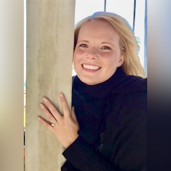 Meet your Posher, Aly - Picture 1 of 5